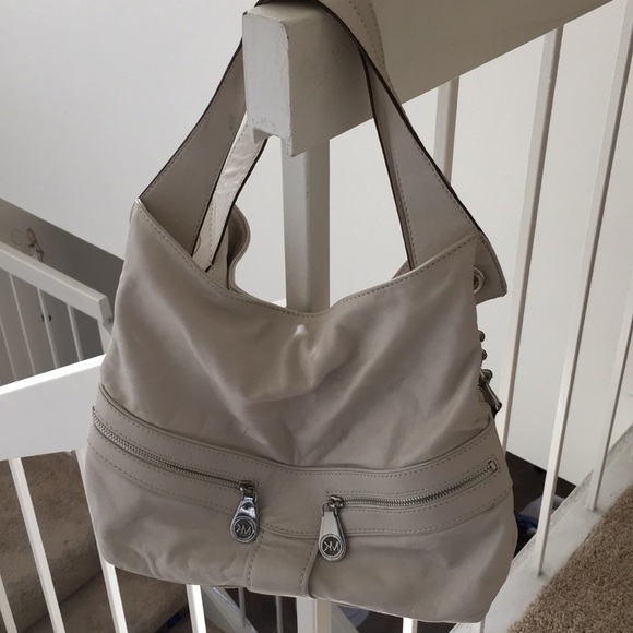 Micheal Kors purse - Picture 1 of 3